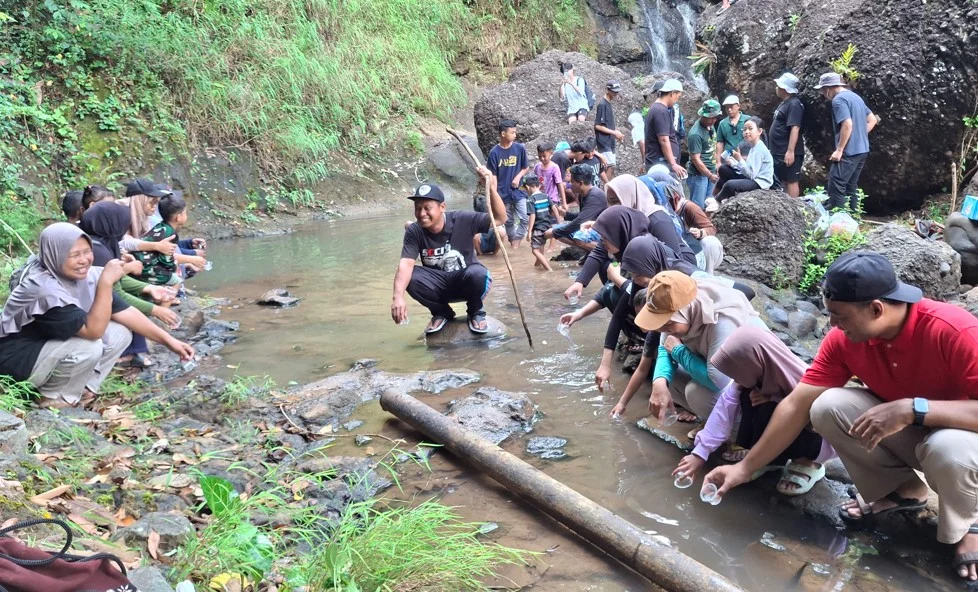 Warga RT 01 dan RT 02 Pedukuhan Giriloyo, Kelurahan Wukirsari, Kapanewon Imogiri, Kabupaten Bantul, DIY, melepasliarkan 1.500 bibit ikan di hulu Sungai Giriloyo, Bantul, DIY, Minggu (17/5/2026).