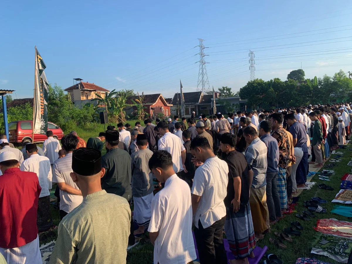Warga Tamanan Salat Iduladha 1447 Hirjiah di Lapangan Sepak Bola