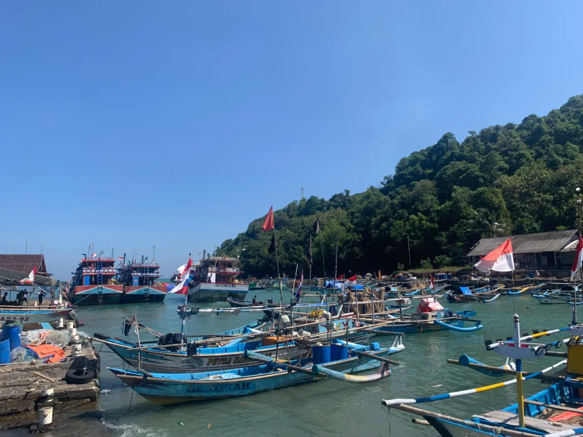 Melihat Kapal Nelayan di Pantai Sadeng Gunungkidul