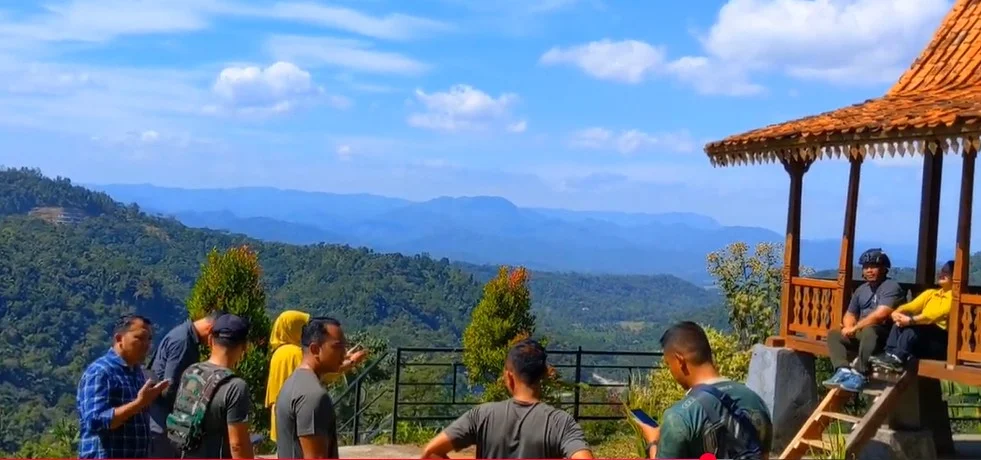 Pengunjung Pule Sibawi View Purworejo menikmati keindahan alam di ketinggian. Foto: tangkapan layar youtube media kaliangkup