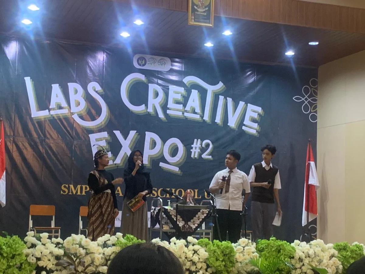 Siswa SMP Labschool UNY menyuguhkan penampilan akademik tentang erupsi sebuah gunung pada acara Labs Creative Expo pada Kamis (25/6/2026). Foto: Sulistiono/poswarga.com
