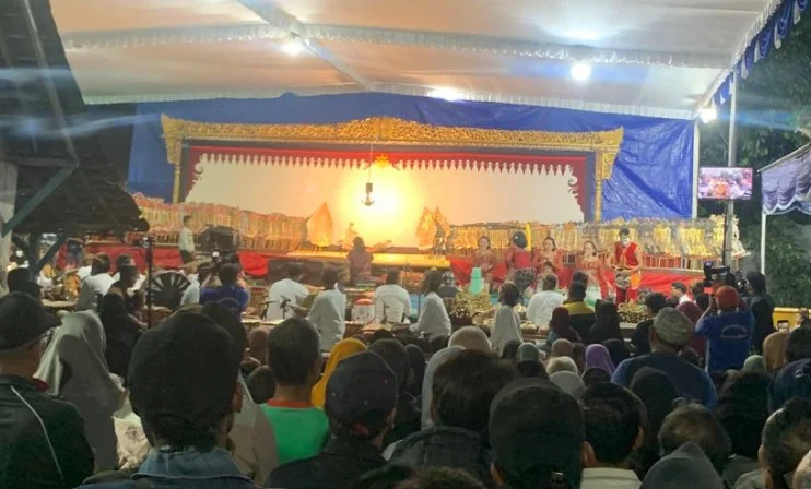 Warga Desa Kranggan Klaten Menikmati Hiburan Wayang Kulit