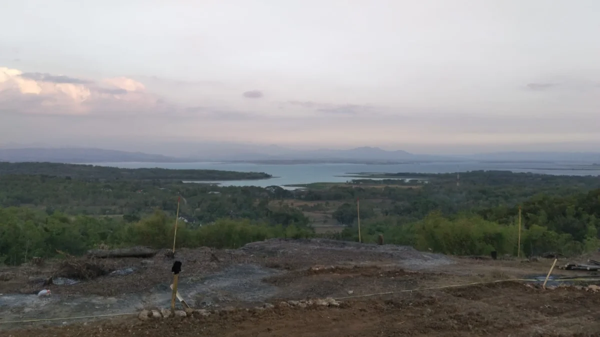 Waduk Gajah Mungkur Wonogiri Jawa Tengah dari ketinggian bukit di Desa Wuryantoro, Kecamatan Wuryantoro. Foto: Sulex/poswarga.com