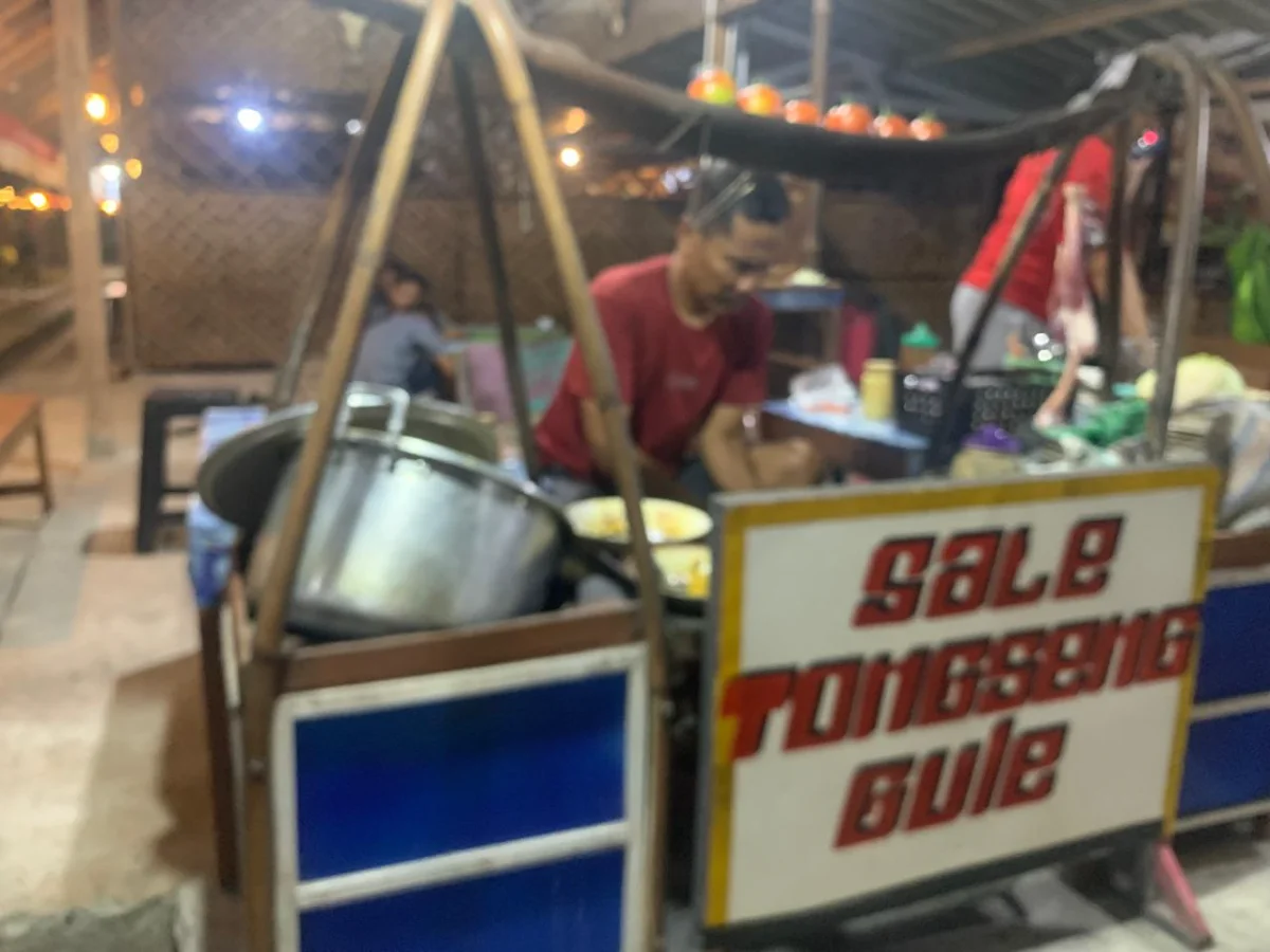 Pedagang sate sedang mengolah tongseng di kawasan Taman Kuliner Gajah Wongso Gunungkidul, Daerah Istimewa Yogyakarta.