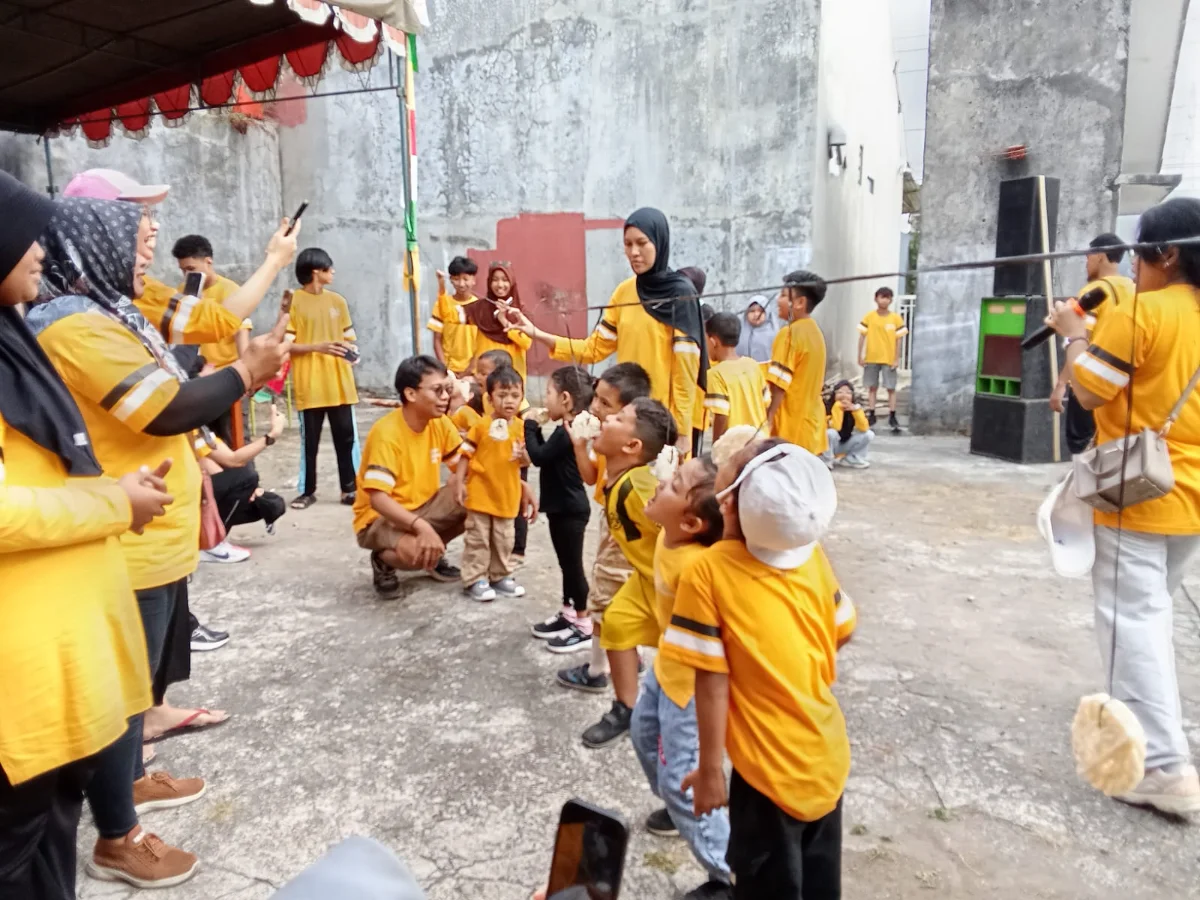 Lomba Makan Kerupuk Meriahkan Jalan Sehat Kemerdekaan di Grojogan