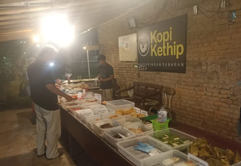 Pengunjung sedang memilih menu kuliner Angkringan dan Kopi Kethip di Dukuh Sebaran, Kelurahan Sidoarum, Kapenewon Godean, Kabupaten Sleman, DIY, Rabu 20 Mei 2026. Foto: Sulex/Poswarga.com